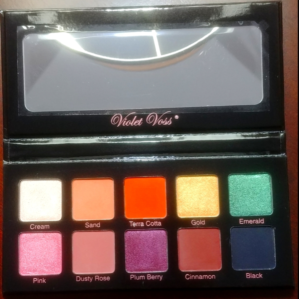Eye shadow pallet essential violet voss